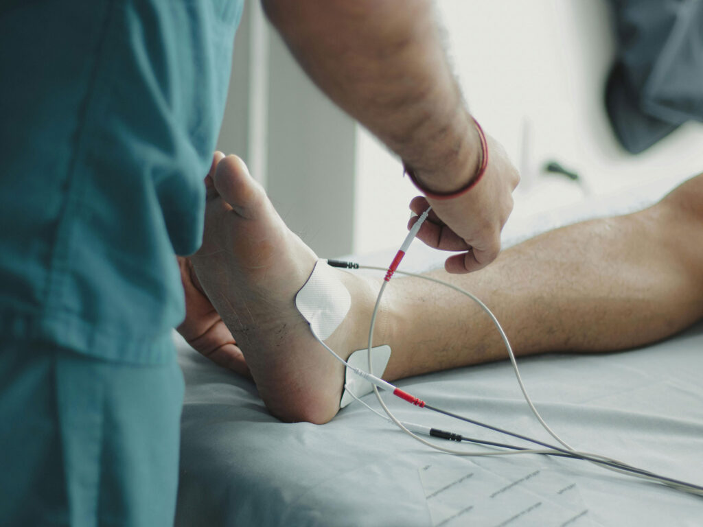 lekarz bada nogę pacjenta